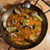 Tra i punti fermi le tapas e la paella, piatto a base di riso, zafferano e verdure, sia nella variante con la carne che con il pesce